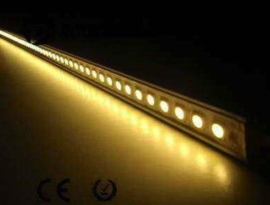 RGB DC12V LEDの滑走路端燈は白く、適用範囲が広いDMX LEDの管のライト バーを冷却します